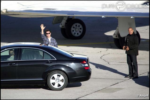 Tom Cruise à son arrivée à Salzbourg, frais et détendu après avoir traverser l'Atlantique... Hollywood quoi ! Le 19 novembre 2009.