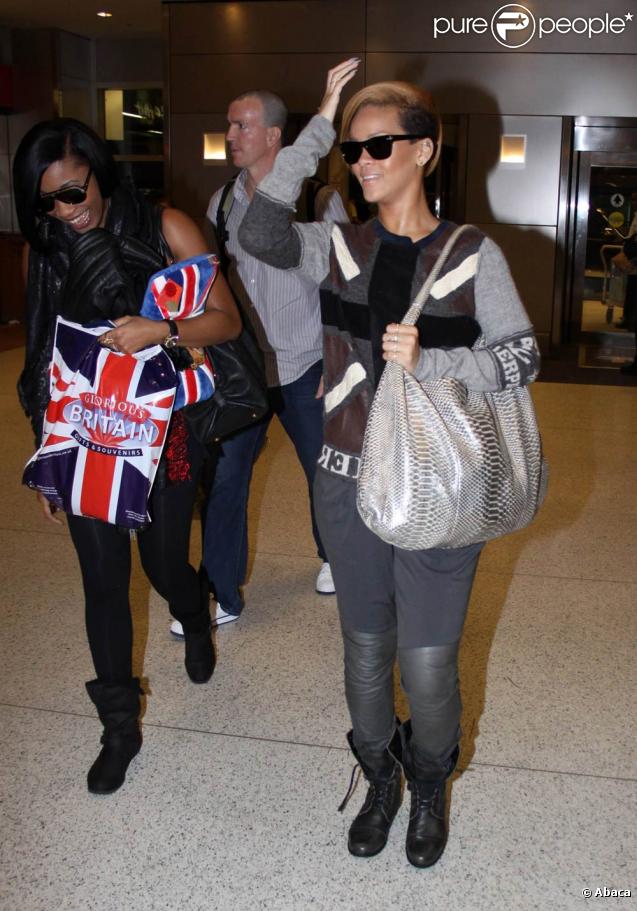Rihanna quitte l'aéroport de Miami International rapidement le 19 novembre 2009