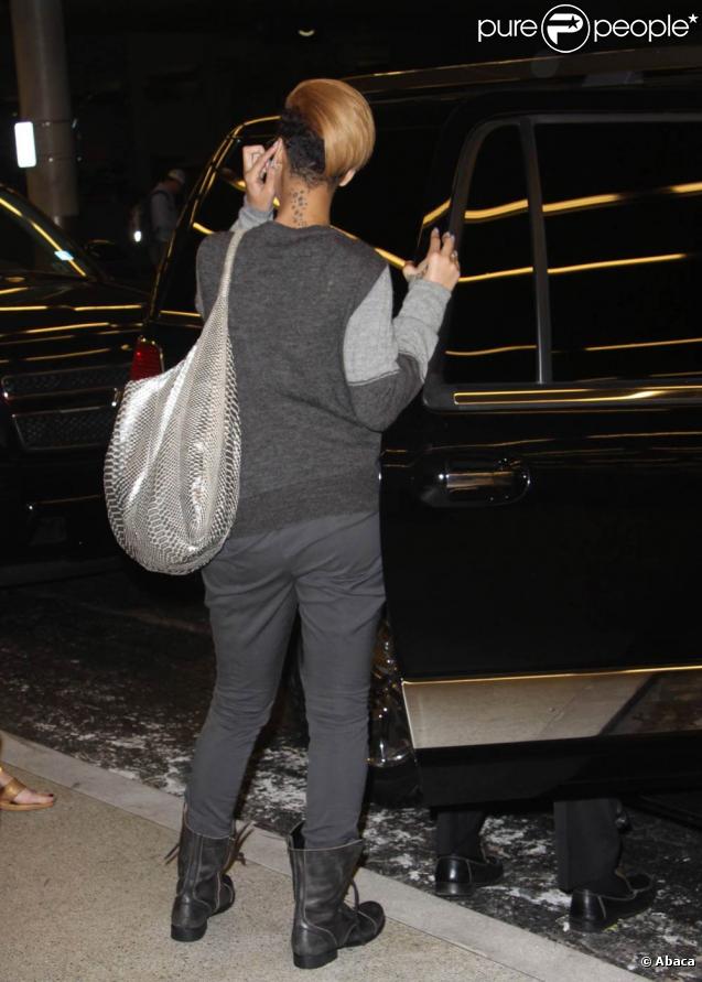 Rihanna quitte l'aéroport de Miami International rapidement le 19 novembre 2009