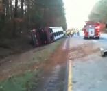 Regardez les images du bus de tournée de Miley Cyrus, accidenté.