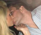 Paris Hilton et son Doug Reinhardt, en pleine séance de bisous après leur petite soirée au club branché BOA de Los Angeles, le 2 novembre 2009.