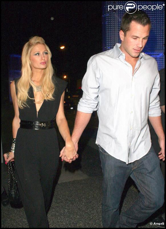 Paris Hilton et son Doug Reinhardt quittent le club branché BOA de Los Angeles, après une petite soirée passée sur les lieux, le 2 novembre 2009.