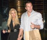 Paris Hilton et son Doug Reinhardt quittent le club branché BOA de Los Angeles, après une petite soirée passée sur les lieux, le 2 novembre 2009.