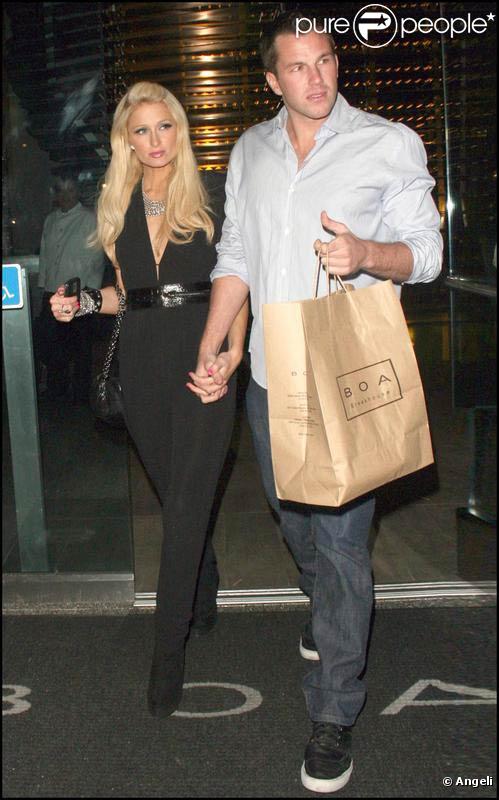 Paris Hilton et son Doug Reinhardt quittent le club branché BOA de Los Angeles, après une petite soirée passée sur les lieux, le 2 novembre 2009.
