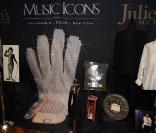 Ce gant gauche de Michael Jackson a été adjugé 350 000 dollars hier à New York.