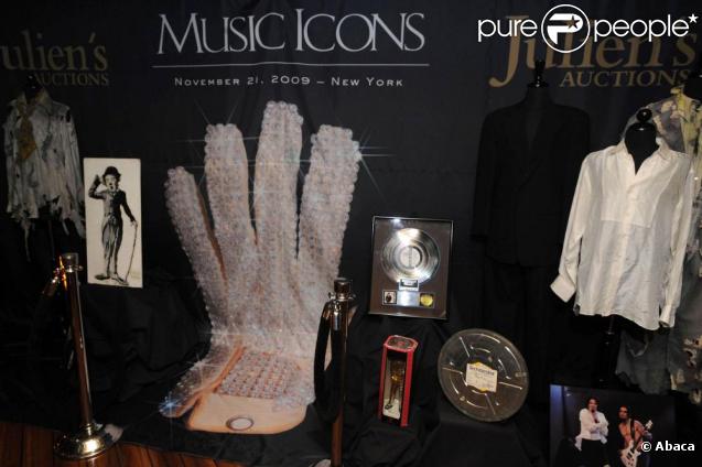Ce gant gauche de Michael Jackson a été adjugé 350 000 dollars hier à New York.