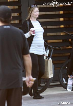 Eric Dane et Rebecca Gayheart déjeunent avec des amis à Malibu avant de s'offrir une petite virée shopping, 18 novembre 2009
