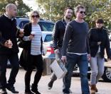 Eric Dane et Rebecca Gayheart déjeunent avec des amis à Malibu avant de s'offrir une petite virée shopping, 18 novembre 2009