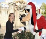 Hilary Swank à Disneyland pendant les vacances le 22 novembre 2009 en Californie