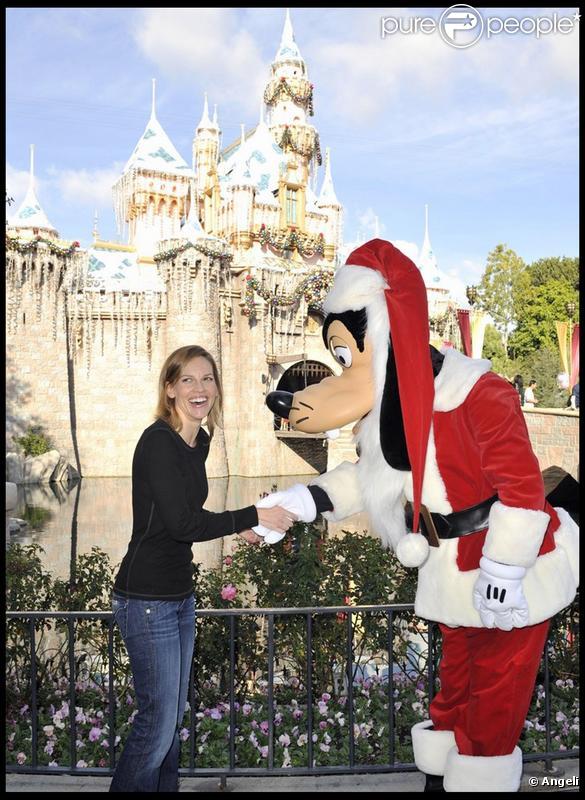 Hilary Swank à Disneyland pendant les vacances le 22 novembre 2009 en Californie