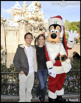 Hilary Swank avec son homme John Campisi à Disneyland pendant les vacances le 22 novembre 2009 en Californie