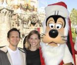 Hilary Swank avec son homme John Campisi à Disneyland pendant les vacances le 22 novembre 2009 en Californie