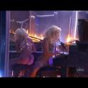 Regardez Lady Gaga mettre le feu à son piano devant Timbaland, Keith Urban et Nelly Furtado, très sexy ! Un show explosif !