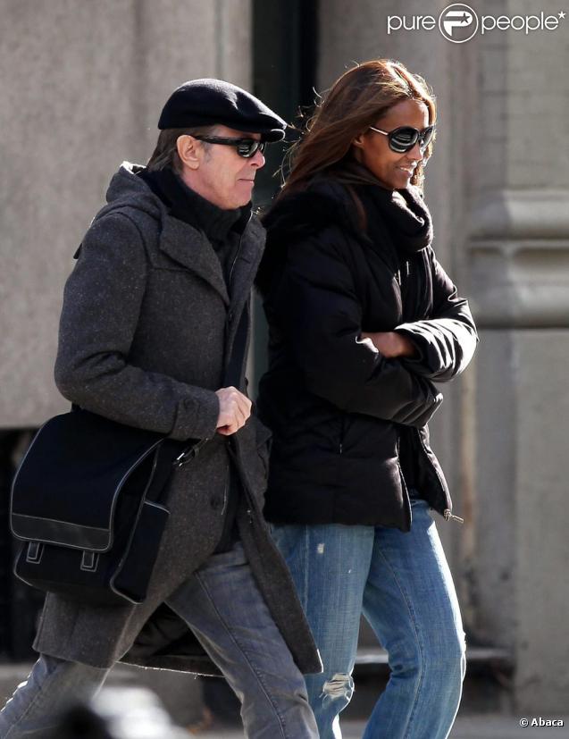 David et Iman Bowie rentrent chez eux après une réunion dans l'école de leur fille Alexandra ''Lexi'' Zahra le 6 novembre 2009 à New York