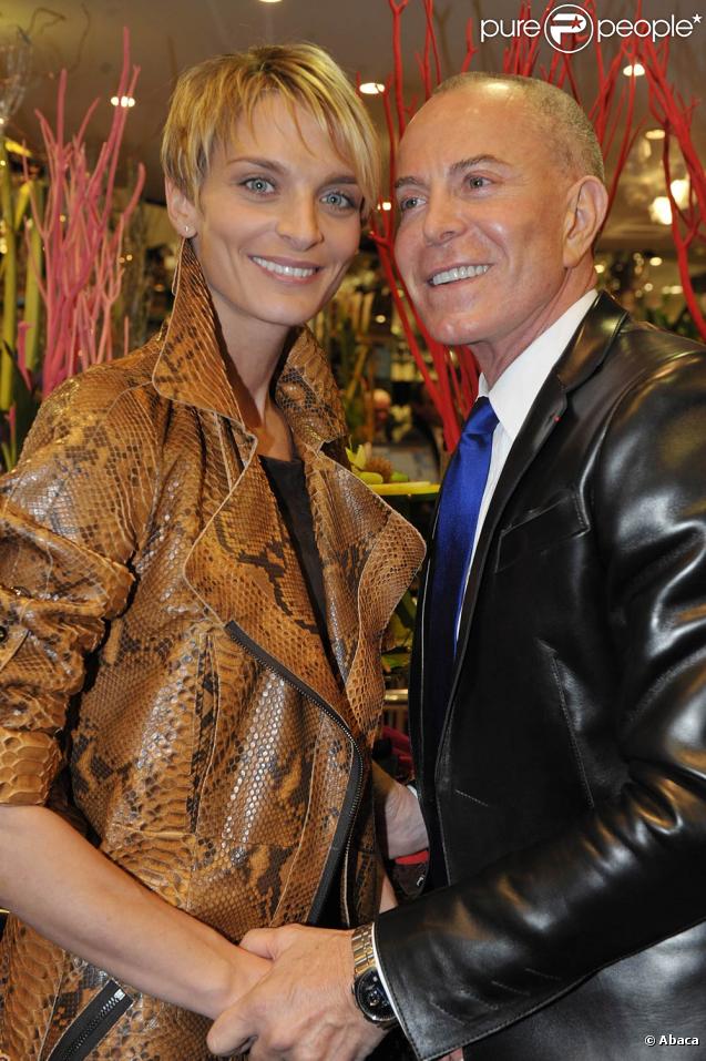 La belle Sarah Marshall et sa nouvelle coupe de cheveux accompagnée de son pygmalion Jean-Claude Jitrois, à l'occasion de la 14e édition des Sapins de Noël des Créateurs, au Grand Hotel de Paris, le 24 novembre 2009.