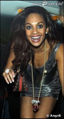 Alesha Dixon, absolument radieuse, en sortie à Londres, le 24 novembre 2009.