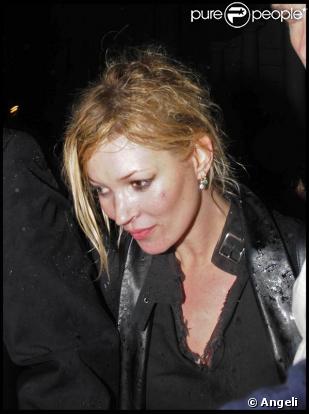 Kate Moss à la sortie de la soirée organisée par Playstation à Londres le 25/11/09