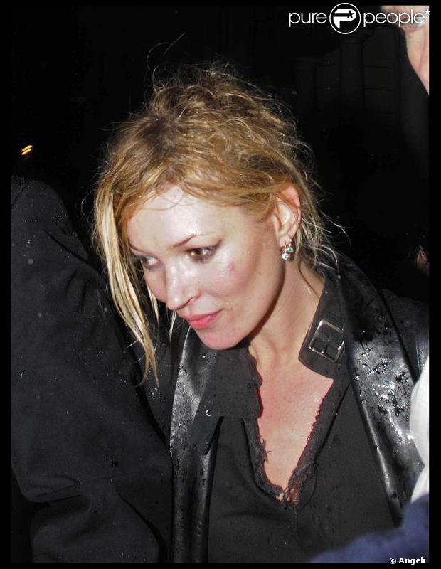 Kate Moss à la sortie de la soirée organisée par Playstation à Londres le 25/11/09