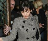 Natalie Imbruglia, à Londres pour promouvoir la sortie de son album  Come to life , préfère apparemment sortir en boîte de nuit... Elle était ce jeudi 26 novembre de passage du Groucho Club.