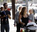 Tobey Maguire en companie de sa petite famille à West Hollywood, le 29 novembre 2009
