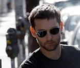 Tobey Maguire en companie de sa petite famille à West Hollywood, le 29 novembre 2009