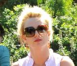 Britney Spears, son boyfriend Jason Trawick, et ses enfants Sean Preston et Jayden James visitent le jardin botanique de Sydney en Australie le 14 novembre 2009