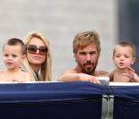 Britney Spears, son boyfriend Jason Trawick et ses enfants Sean Preston et Jayden James font une croisière à Sydney en Australie le 15 novembre 2009