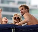 Britney Spears, son boyfriend Jason Trawick et ses enfants Sean Preston et Jayden James font une croisière à Sydney en Australie le 15 novembre 2009