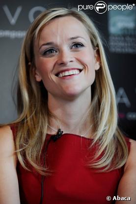 Reese Witherspoon, ambassadrice pour Avon, durant la visite de la Chambre des Communes à Londres à l'occasion de la campagne contre les violences domestiques le 2 décembre 2009