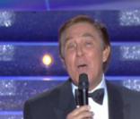 Jean-Pierre Foucault annonce le lancement imminent de la cérémonie de Miss France 2010, en présence de Chloé Mortaud.