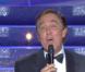 Jean-Pierre Foucault annonce le lancement imminent de la cérémonie de Miss France 2010, en présence de Chloé Mortaud.