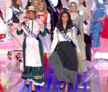 Au retour de la première coupure pub, les Miss défilent en tenue traditionnelle de leurs régions respectives.