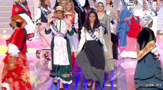 Au retour de la première coupure pub, les Miss défilent en tenue traditionnelle de leurs régions respectives.