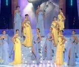 Les 12 demi-finalistes pour cette élection de Miss France 2010 viennent de défiler en robes du soir.