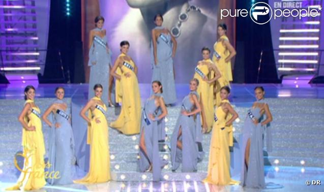 Les 12 demi-finalistes pour cette élection de Miss France 2010 viennent de défiler en robes du soir.