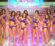 A quelques minutes de l'annonce des 5 finalistes, voici les 12 demi-finalistes qui défilent en maillots de bain 2 pièces... Deuxième grand moment sexy de la soirée !