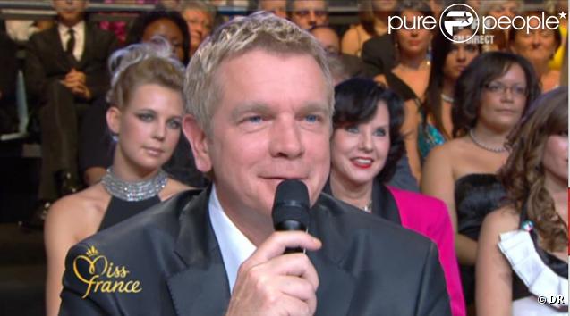 Le comédien Xavier Deluc avec... ohhh ! Juste derrière... Denise Fabre !
