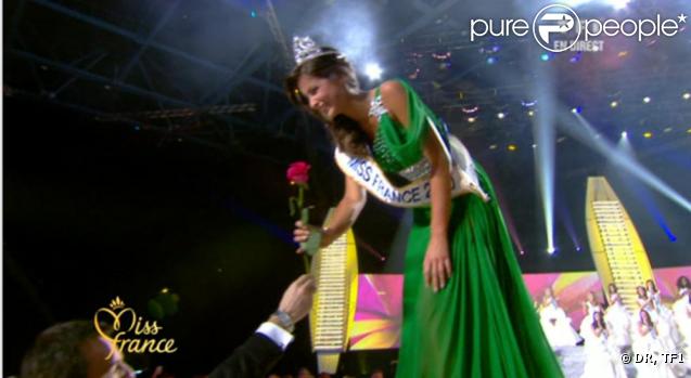 Miss France 2010, Malika Ménard, resplendissante lors de la remise de son diadème...