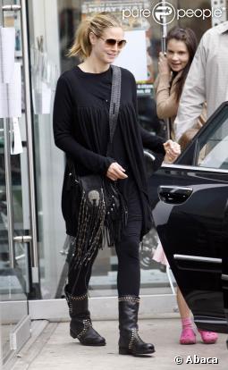 Heidi Klum embarque à bord d'une voiture dans les rues de Los Angeles, vêtue de noir de la tête aux pieds !