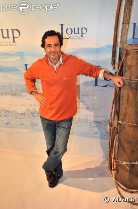 Nicolas Vanier et son joli pull orange, à l'occasion de l'avant-première de  Loups , au Gaumont Opéra, à Paris, le 6 décembre 2009.