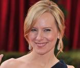 Amy Ryan en Calvin Klein