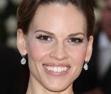 Hilary Swank en Versace