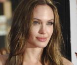 L'actrice Angelina Jolie a écrit une lettre ouverte à l'administration Obama contre les violences au Darfour, publiée dans  Newsweek , le 10 décembre 2009.