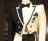 Quelques vêtements et accessoires du chanteur Elton John vendus à Londres au profit de son association de lutte contre le Sida.