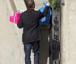 T.R. Knight apporte des cadeaux à Ellen Pompeo (13 décembre 2009)