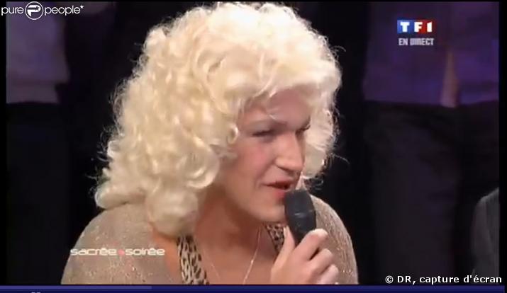 Benjamin Castaldi déguisée en femme dans Sacrée Soirée