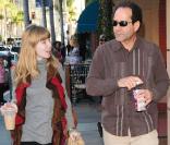 Tony Shalhoub et sa fille Sophie dans les rues de Beverly Hills (16 décembre 2009)