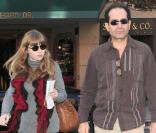 Tony Shalhoub et sa fille Sophie dans les rues de Beverly Hills (16 décembre 2009)
