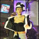 Regardez le live de Rihanna en plein New York, en bustier sous la neige et... avec Jay-Z !