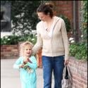 Jennifer Garner ne lâche pas son luxueux sac, tandis que sa fille Violet... prépare son entrée à la Maison Blanche !